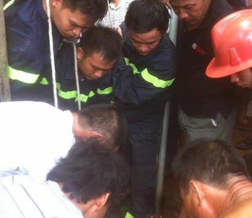 Sửa máy bơm, người đàn ông 39 tuổi rơi xuống giếng tử vong