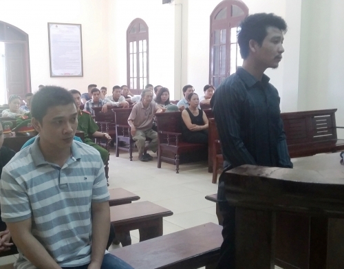 Chặn người đi xe máy cướp hơn 1 tỷ, 2 thanh niên lĩnh án