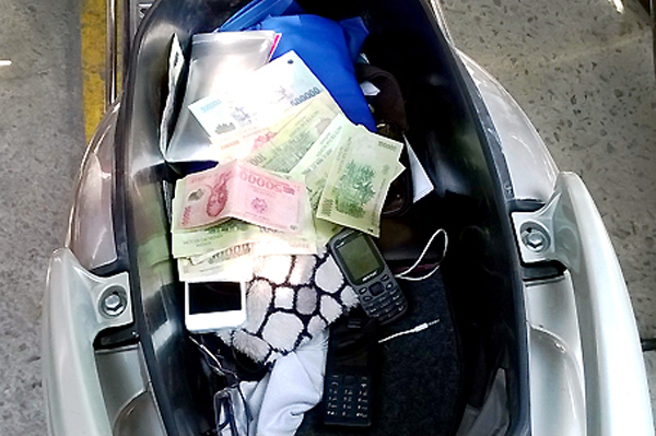 Đã xác định chủ xe máy bỏ lại bên đường trong cốp có hơn 1 tỷ