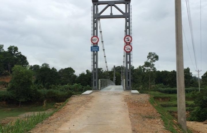 Đường “né” nhà lãnh đạo, cầu dẫn vào nhà sếp: Có hay không thẳng thành cong?
