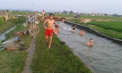 Nghệ An: Nắng nóng, 2 trẻ mẫu giáo tắm kênh tử vong