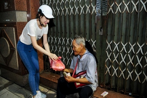 Mỹ Tâm, Angela Phương Trinh chăm chỉ làm từ thiện