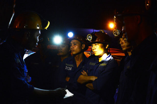 Hình ảnh 70 công nhân trắng đêm xuống lòng đất tìm người mất tích