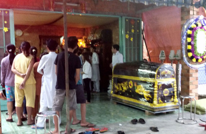 3 người trong một nhà chết và bị thương vì hàng xóm chém