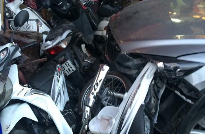 Nữ tài xế lái ô tô húc cả chục xe máy, nhiều người nhập viện