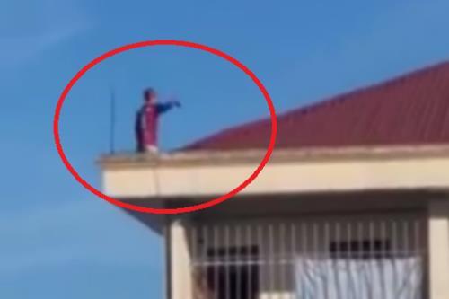 Xôn xao clip thanh niên lên nóc nhà ‘quẩy theo điệu nhạc’