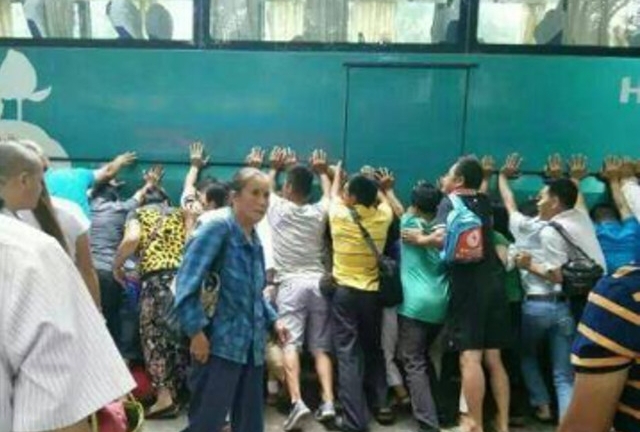 Cảm động gần 100 người chung tay đẩy nghiêng xe buýt cứu bé gái mắc kẹt