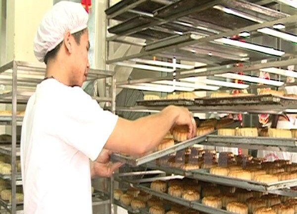 Kiểm tra đột xuất các lò sản xuất bánh Trung thu ở Hoài Đức