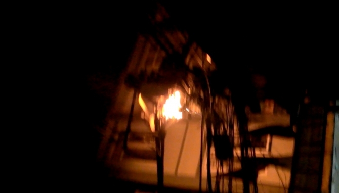 Hà Nội: Cột điện bốc cháy giữa đêm, cả khu phố hoảng loạn