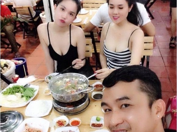 Ngọc Trinh và chị gái khoe khéo vòng 1 đáng ngưỡng mộ