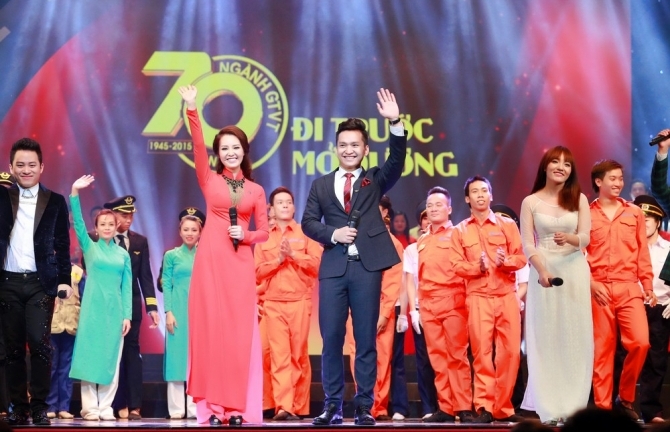 Á hậu Thụy Vân, MC Hạnh Phúc rạng rỡ trên sóng truyền hình trực tiếp
