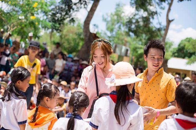 Elly Trần giản dị đi từ thiện ở miền quê