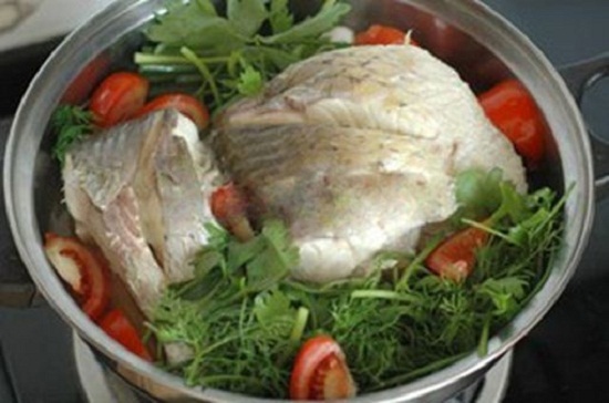Cách chế biến món cá hấp bia lạ miệng cho bữa cơm tối