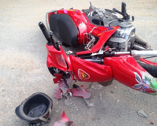 Xe biển số 5555 vượt đèn đỏ, 2 thanh niên bị đa chấn thương