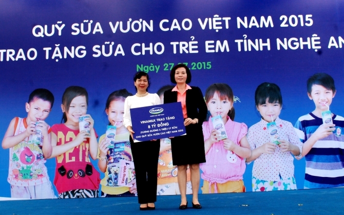 Vinamilk dành 8 tỷ đồng cho Quỹ sữa “Vươn Cao Việt Nam” năm 2015