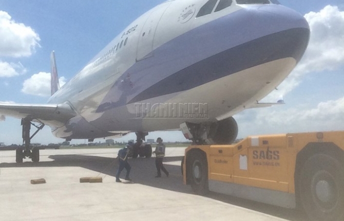 Đạp nhầm chân ga, tài xế xe băng chuyền đâm vào máy bay