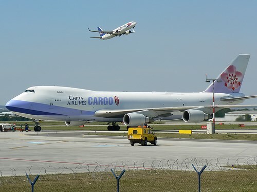 Vụ máy bay bị băng chuyền đâm: Công ty phục vụ mặt đất sẽ bồi thường