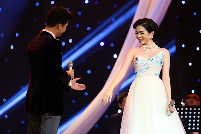 Lệ Quyên thay liền 6 váy trong đêm nhạc