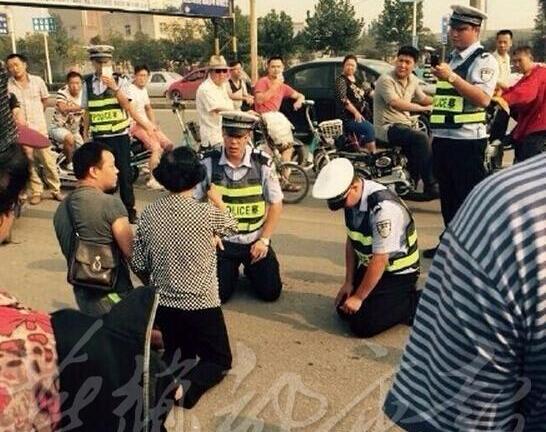 Nguyên nhân CSGT quỳ gối trước người vi phạm gây xúc động