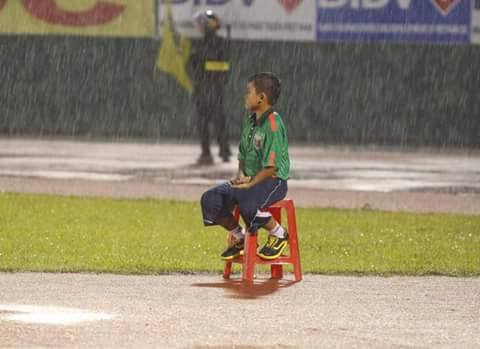 HLV Lê Thụy Hải xót xa khi cậu bị nhặt bóng dầm mưa trên sân Gò Đậu