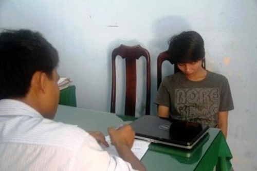 Đang ngồi học, nữ sinh bị kẻ lạ xông vào khống chế cướp laptop