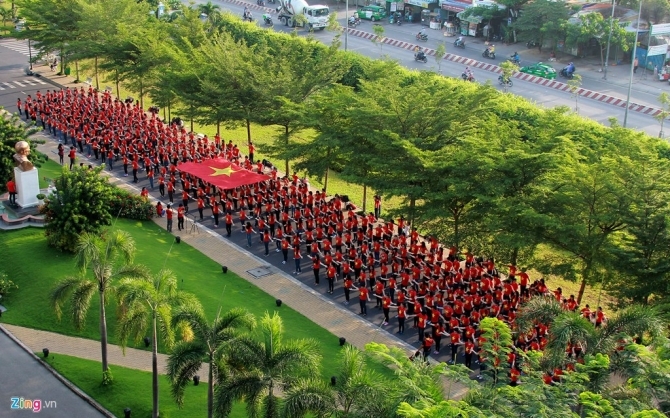 Sinh viên Sài Gòn xếp hình hai chữ