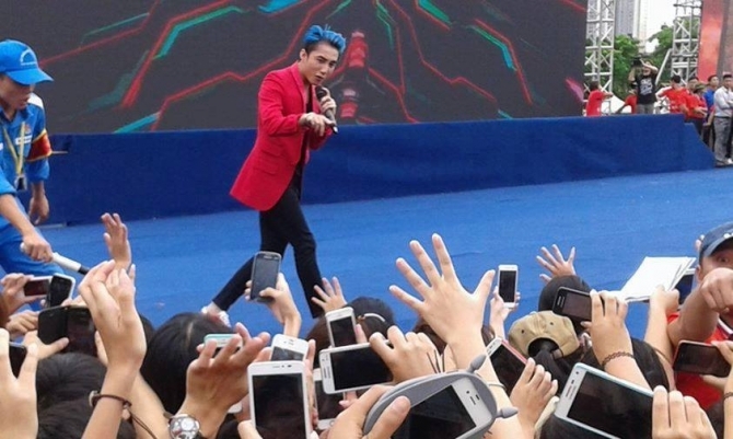 Sơn Tùng M-TP bị fan vây kín khi hát ở Mỹ Đình