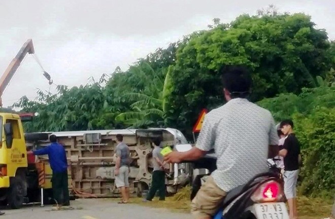 Ôtô khách mất lái trượt dài rồi lật nghiêng, nhiều người đập cửa thoát thân