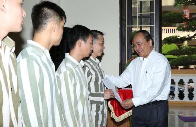 Tạo điều kiện và giúp đỡ những người được đặc xá
