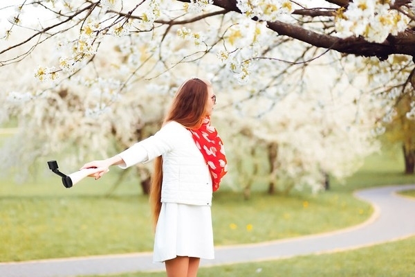 Sự thật “phũ phàng” sau bộ hình “nắm tay em đi khắp thế gian”