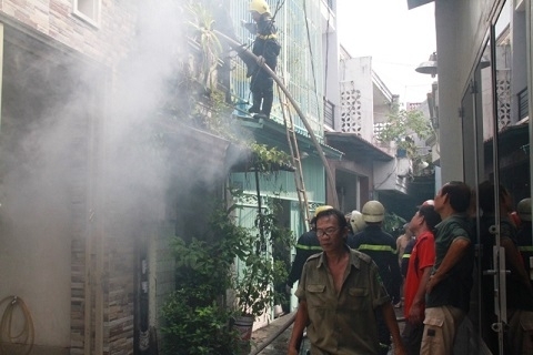 Cháy nhà của vợ chồng già nghèo khổ, 1 lính cứu hỏa bị thương