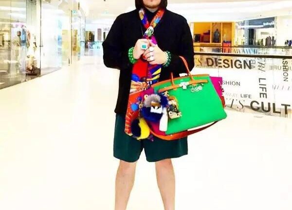 Hai mẹ con rủ nhau khoe hàng hiệu mỗi ngày trên mạng