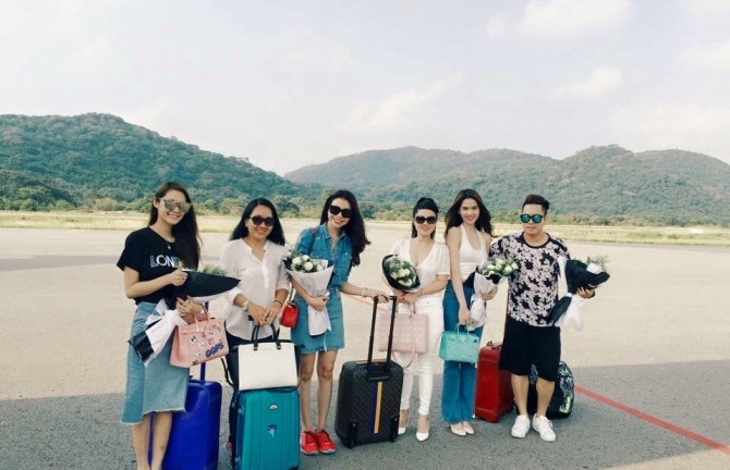 Chị gái Ngọc Trinh gợi cảm bên em gái