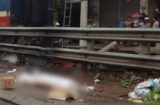 Cố tình băng qua đường, người đàn ông bị tàu đâm chết thảm