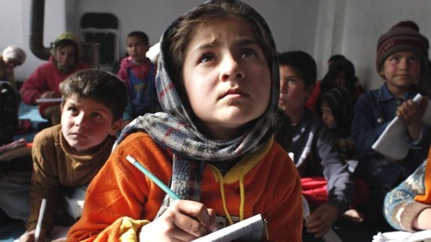 Afghanistan: 300 nữ sinh nhập viện do khí lạ tại trường học
