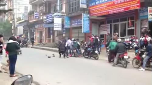 Xôn xao clip đám thanh niên
