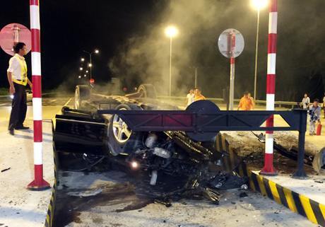 Xe Mercedes nát bét sau cú tông kinh hoàng vào trạm thu phí