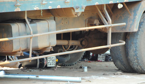 Mất lái, xe tải cuốn bay mái hiên 2 ngôi nhà, đâm nát 3 xe máy