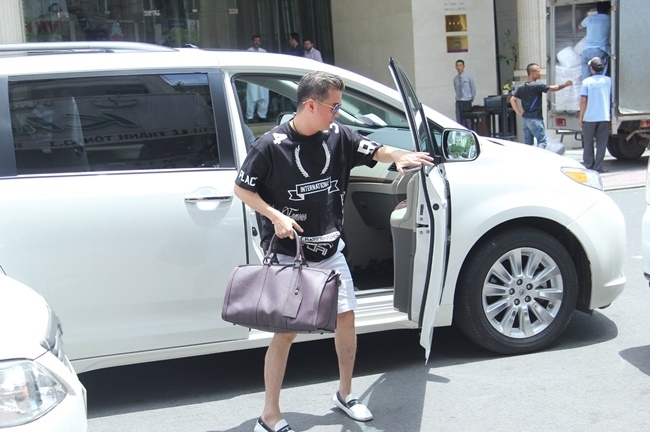 Hoài Lâm thân thiết ngồi lên đùi Đàm Vĩnh Hưng