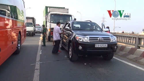 5 người trong gia đình thoát chết khi va chạm với ô tô