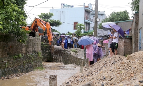 Cùng chồng đi chợ sớm, vợ bị nước cuốn mất tích do mưa lớn