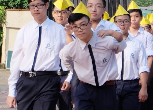 Xúc động nam sinh cao 1m được bạn cõng đến trường dự lễ khai giảng