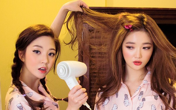Thói quen thường gặp khiến mái tóc luôn lấm tấm gàu