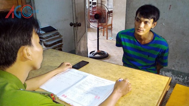 Tên trộm vừa cuỗm xong đồ lại xui xẻo gặp tên cướp