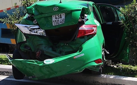 Taxi gây tai nạn liên hoàn rồi đậu trên dải phân cách 