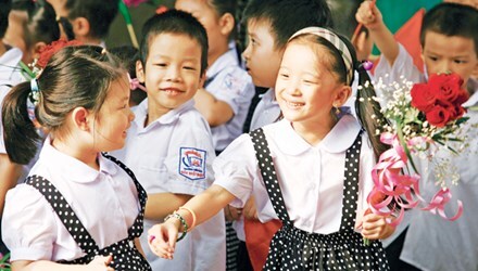 Bảo hiểm y tế học đường tăng vọt: Người dân còng lưng gánh phí