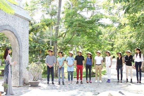 Top 10 Vietnam’s Next Top Model 2015 tìm hiểu về nét đẹp của áo dài Việt Nam