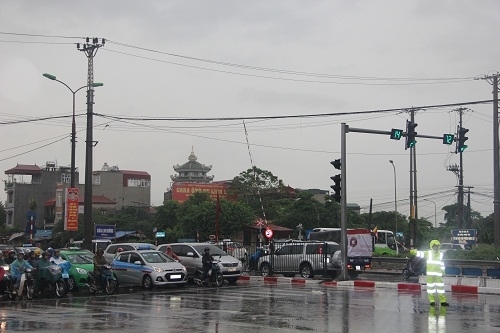 Công an Hà Nội lý giải nguyên nhân giao thông “tê liệt” trong mưa ngập