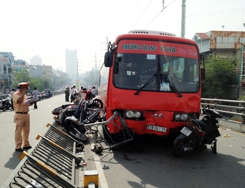 Ôtô tông hàng loạt xe máy trên cầu vượt, 6 người bị thương