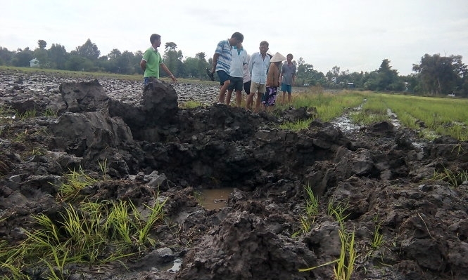 ​Bom nổ giữa cánh đồng do sét đánh